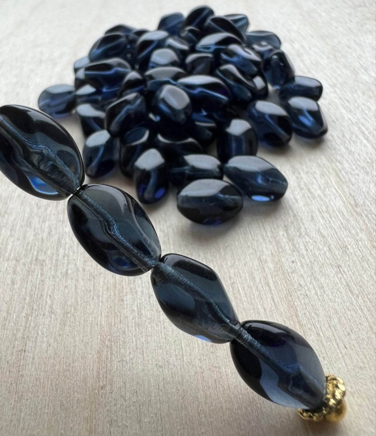 Mörkblå Tjeckiska Glaspärlor – Djupblå Pärlor för Eleganta Smycken & DIY