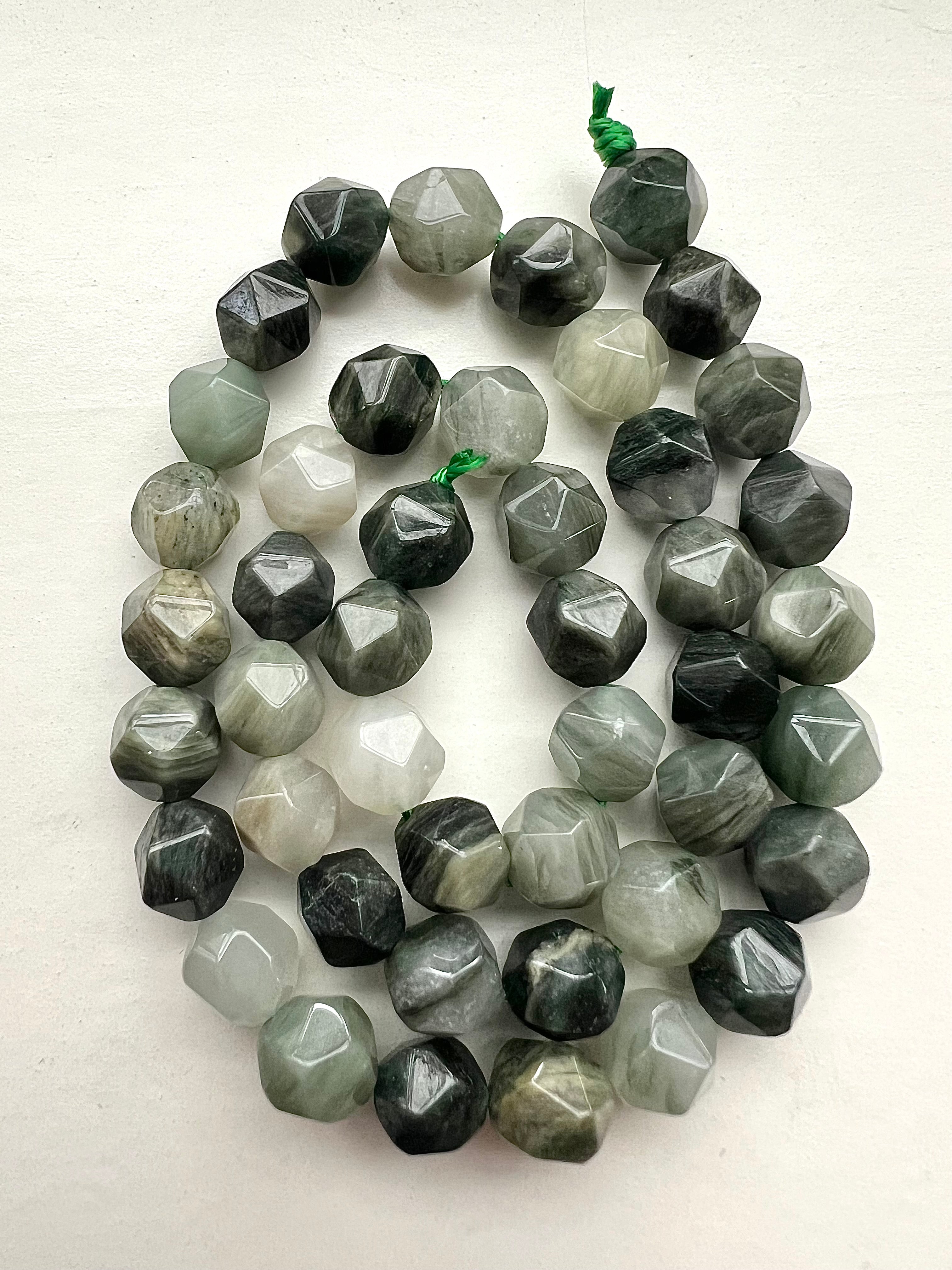 Grågrön Agat – Harmoniska Stenpärlor för Jordning, Balans & Emotionell Stabilitet
