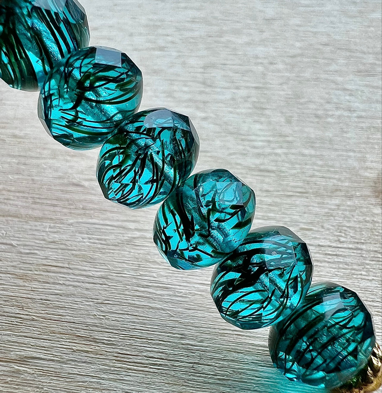 Turkosblåa Tjeckiska Glaspärlor – Färgstarka Pärlor för Smycken & DIY