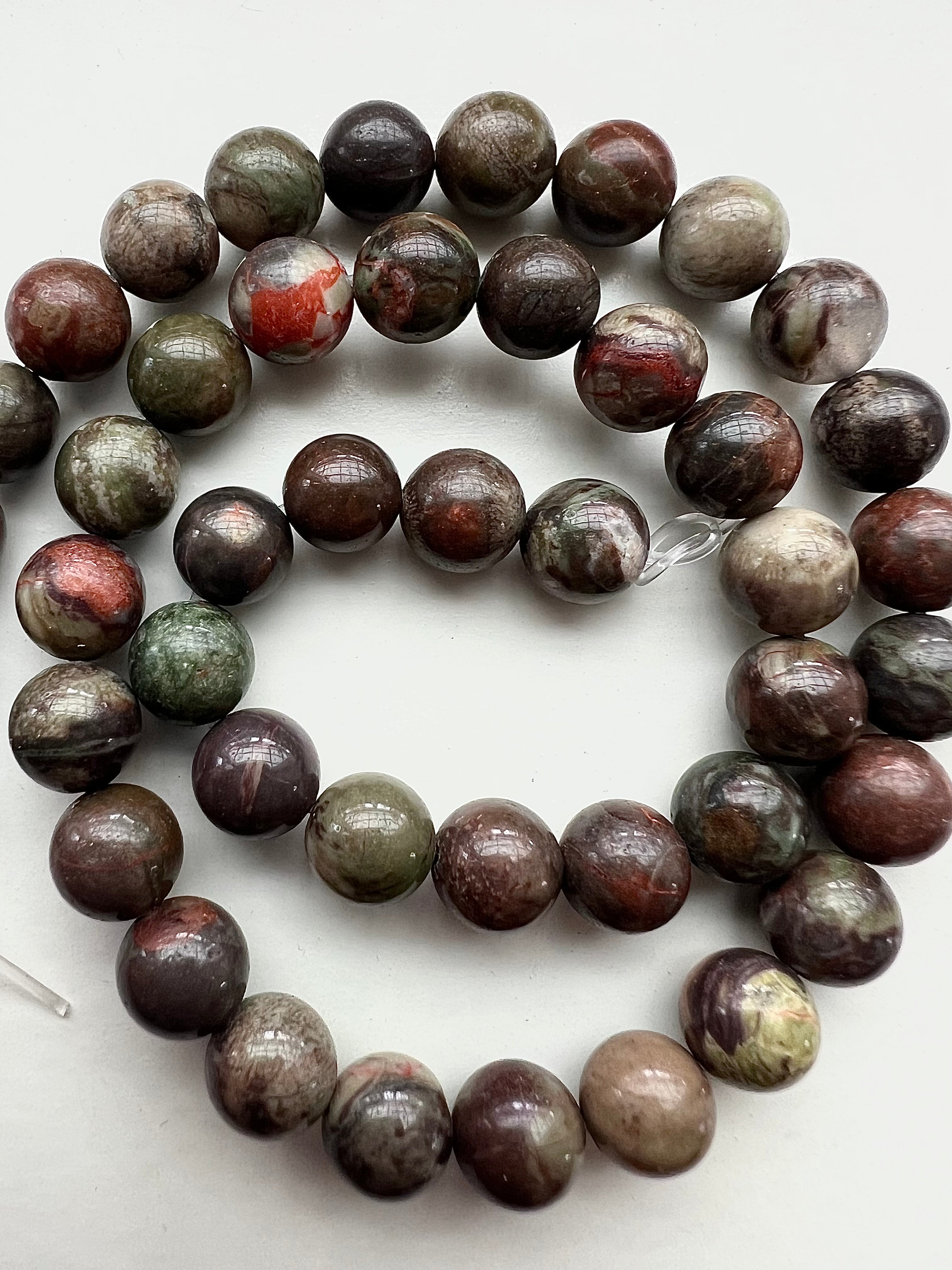 Grön-Svart-Röd Mix Agat Pärlor – Färgstarka & Jordande Smycken för Energi och Balans