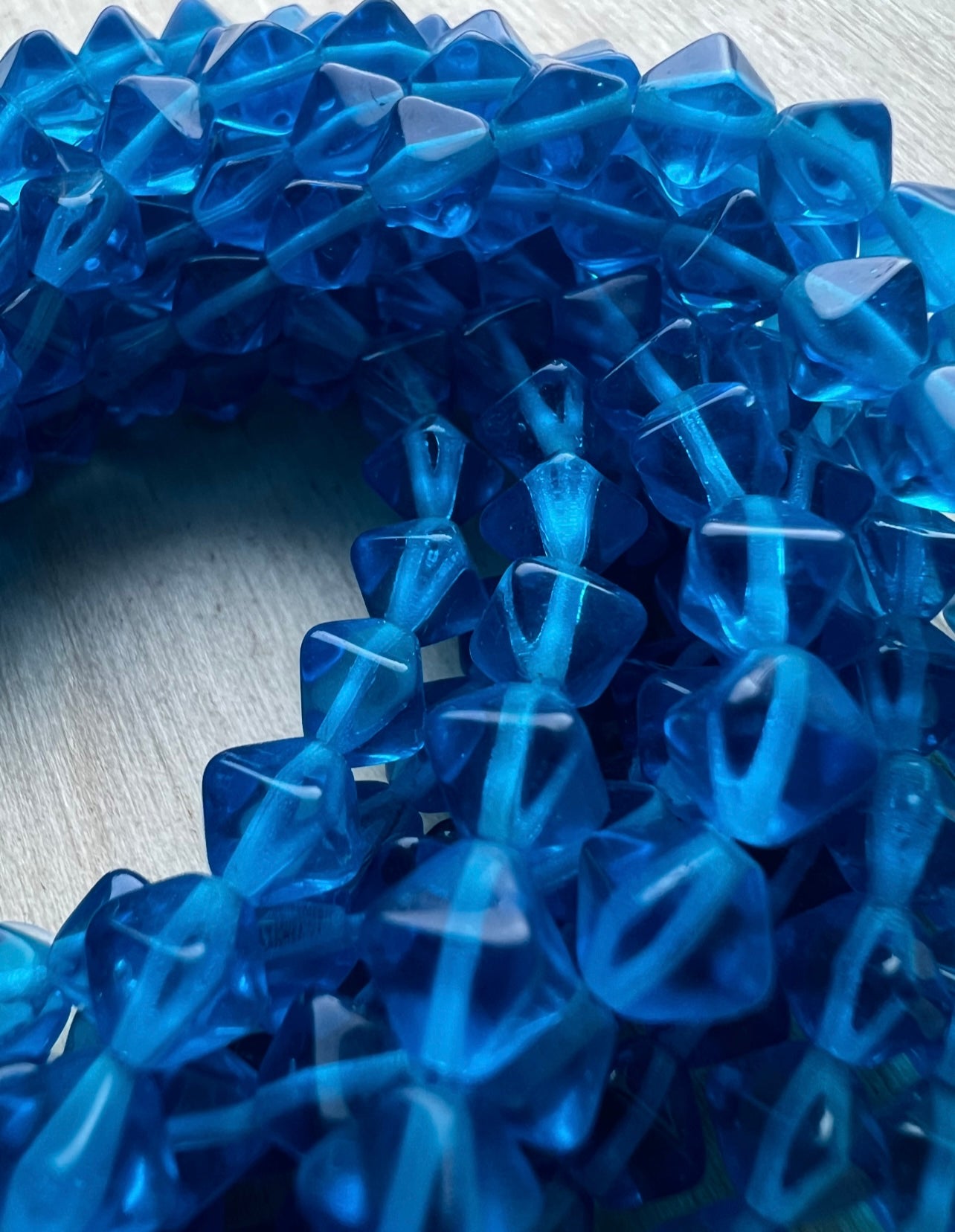 Mörkblåa Tjeckiska Glaspärlor – Eleganta & Djupblå Pärlor för Smyckestillverkning