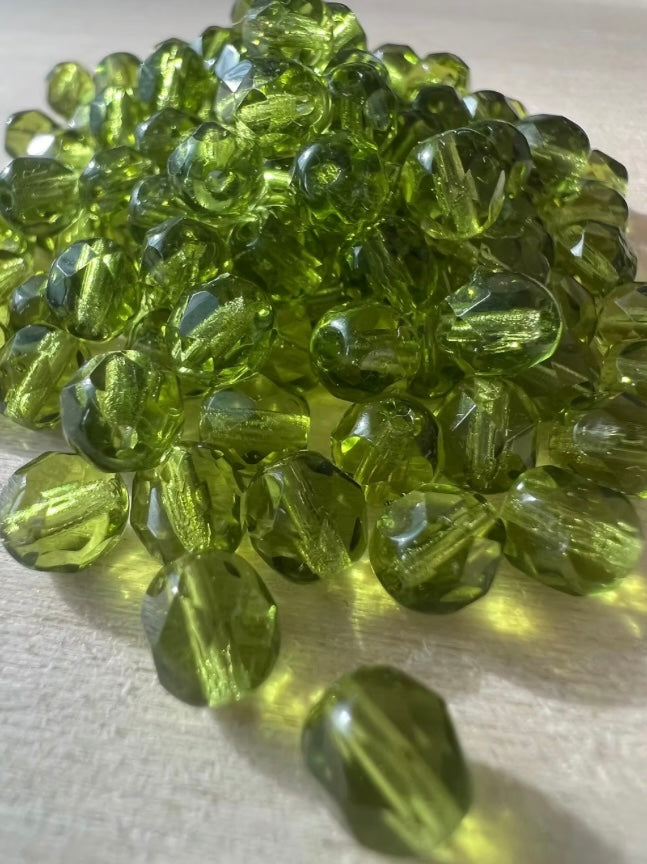Olivgröna Tjeckiska Glaspärlor – Naturlig Elegans för Dina Smycken