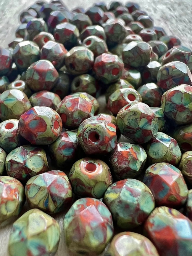 Grön-Röda Spräckliga Tjeckiska Glaspärlor – Färgglada och Unika Smycken