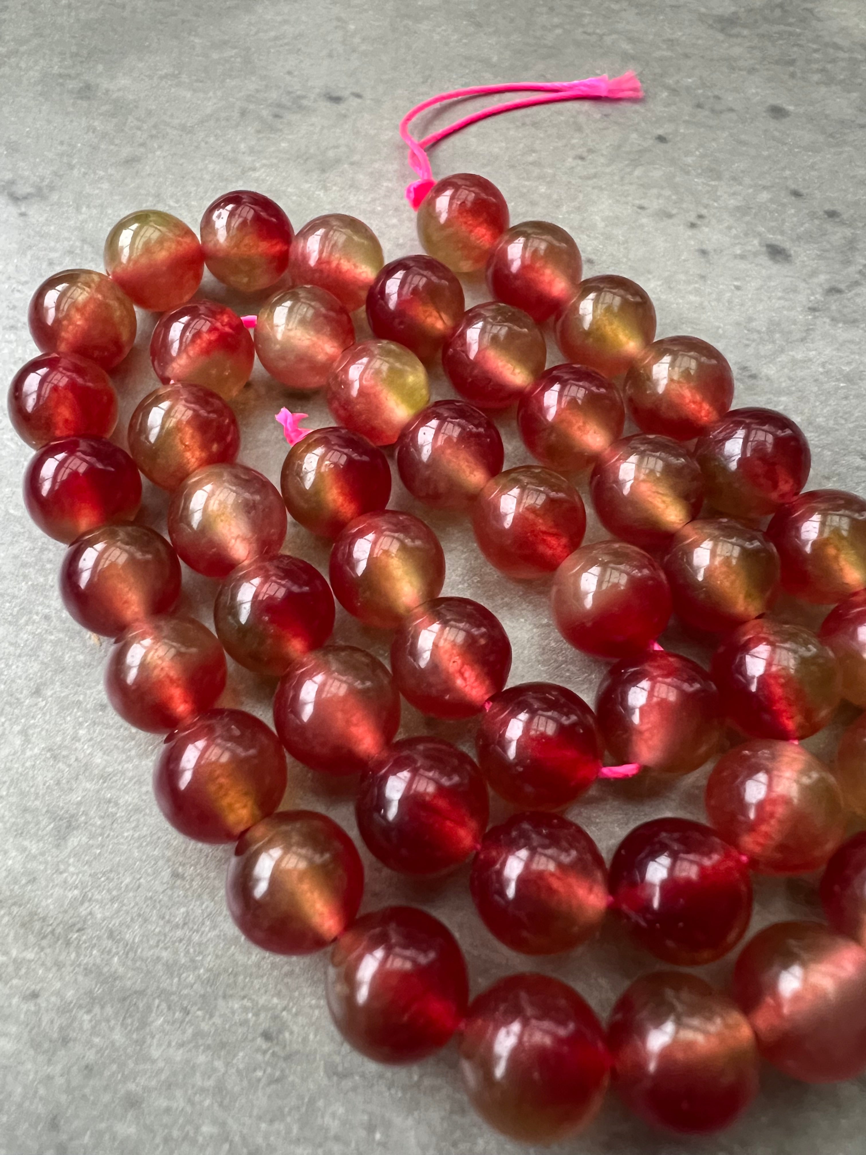 Gulröd-melerade Jadepärlor – Färgstarka Naturstenar för Unika Smycken