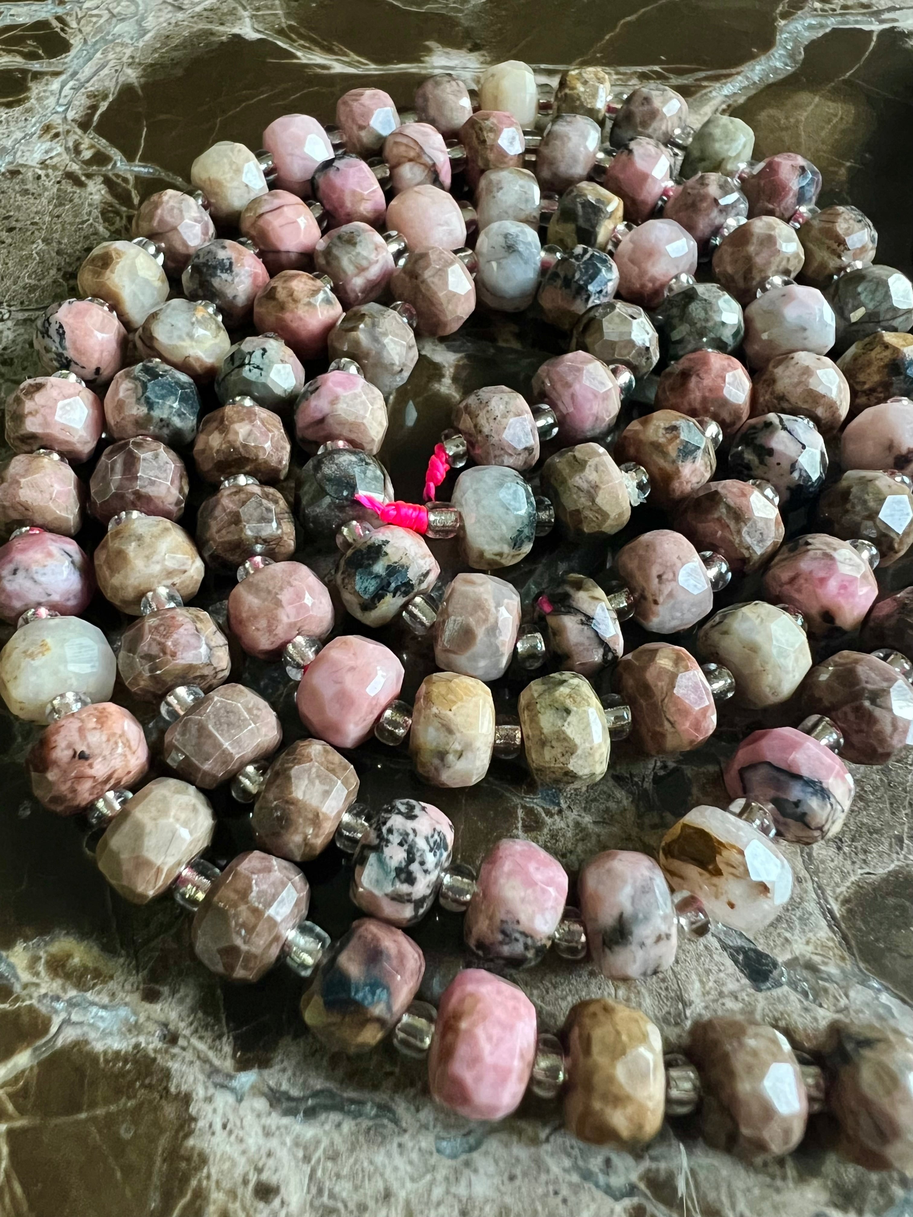 Rodonit - Eleganta Stenpärlor