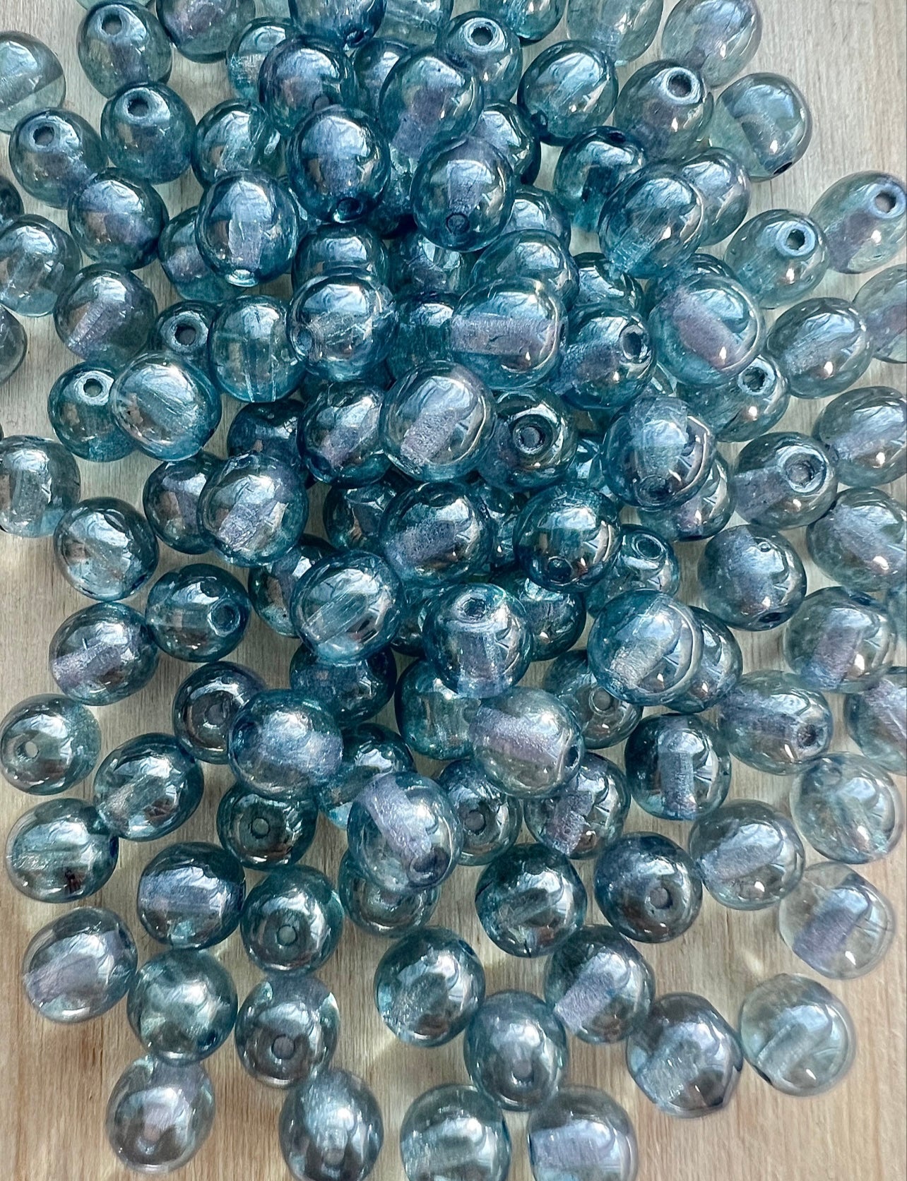 Isblåa Tjeckiska Glaspärlor – Klara och Eleganta Pärlor för Smycken & DIY