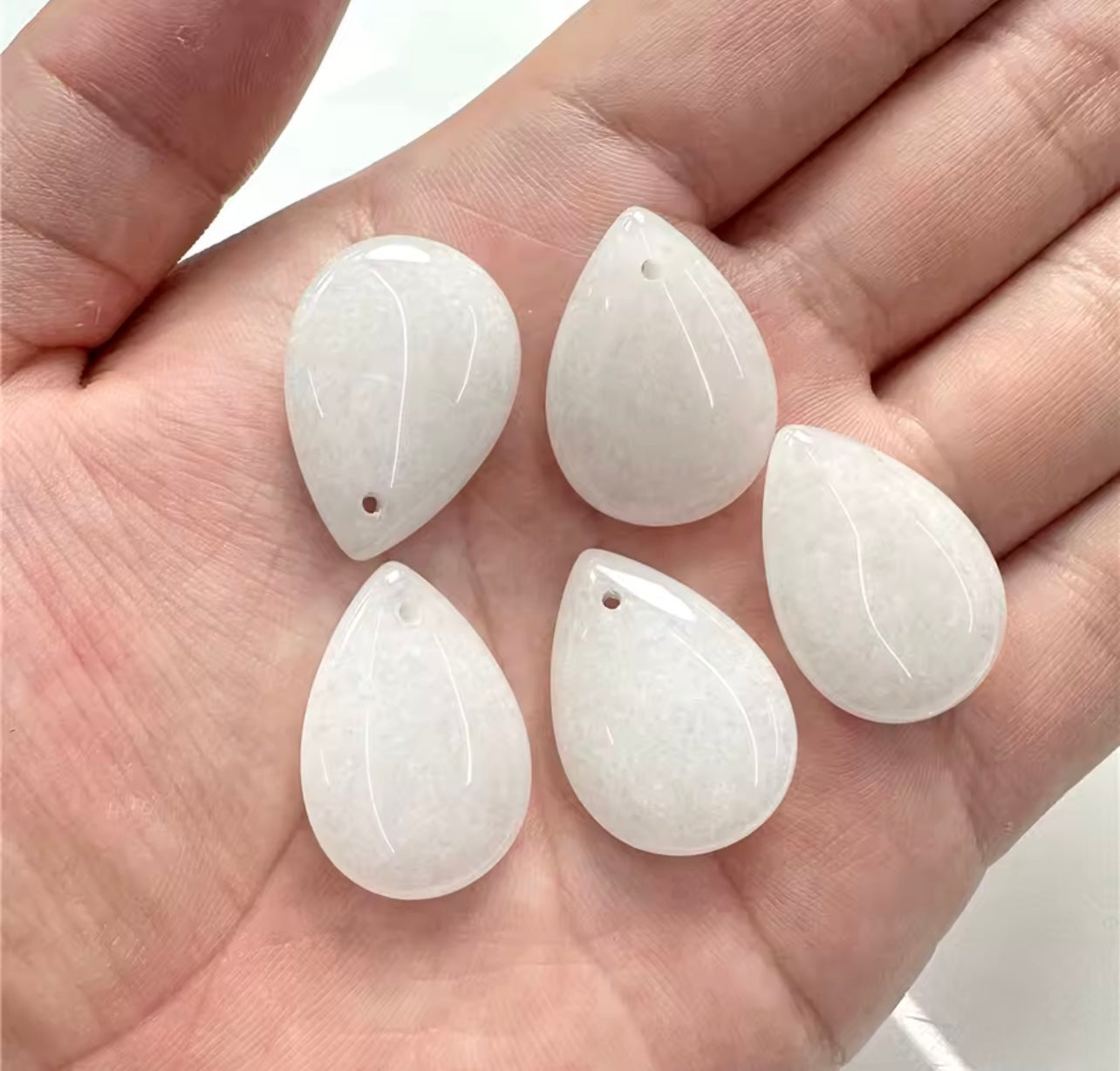 Droppformat Hänge i Vit Jade – Elegant, Harmoniskt och Tidlöst