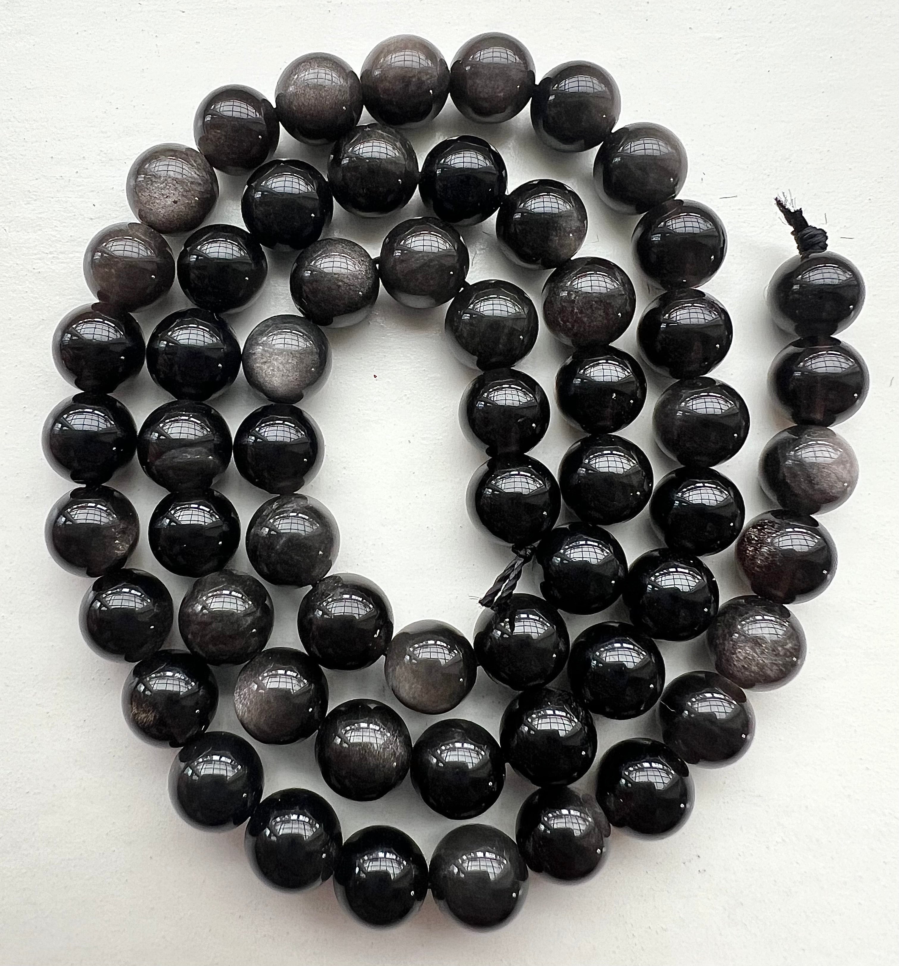 Svart-Silver Obsidian – Skyddande Stenpärlor för Klarhet, Energiflöde & Inre Styrka