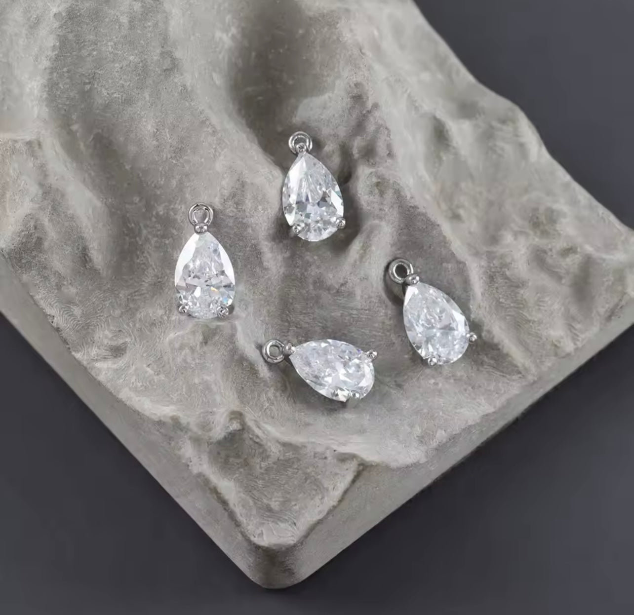 Droppformad Berlock i Cubic Zirconia – Strålande Elegans i Sterling Silver