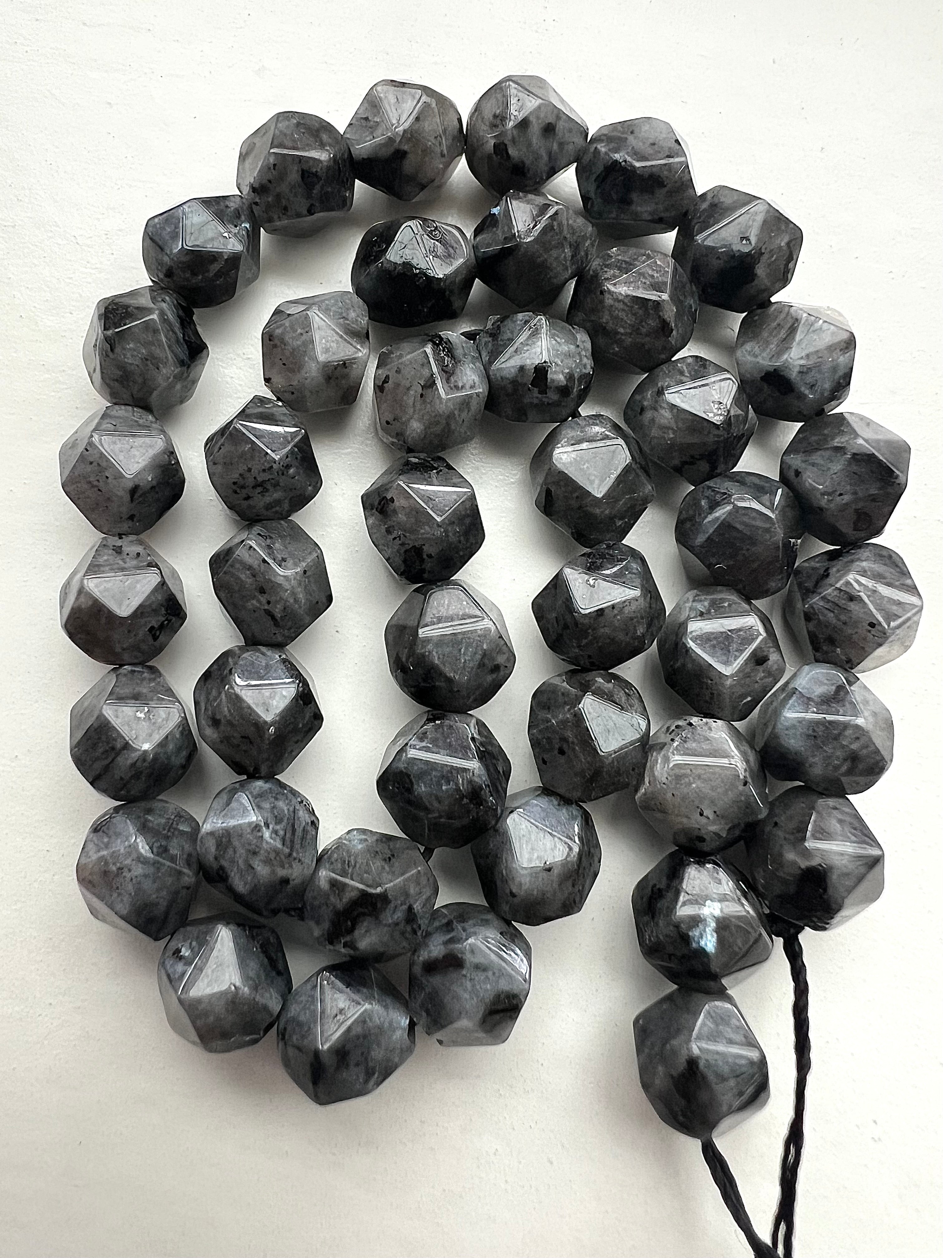 Labradorit – Magiska Stenpärlor för Intuition, Skydd & Spirituell Klarhet